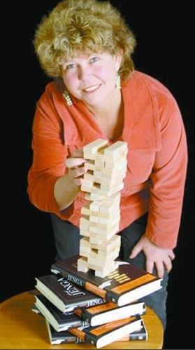 Leslie Scott y su juego Jenga